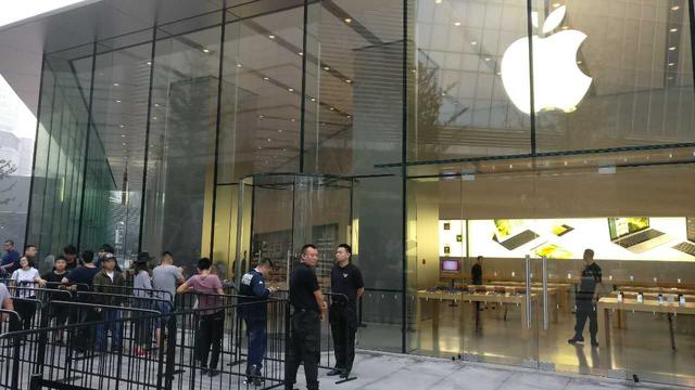 iPhone 7国行正式开卖 128GB亮黑版最受宠