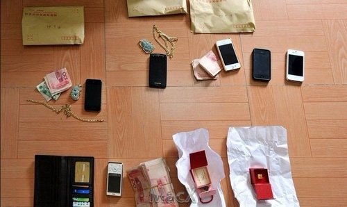 拍炫富照+男子为<em>女友</em>买<em>iphone</em>抢劫被捕