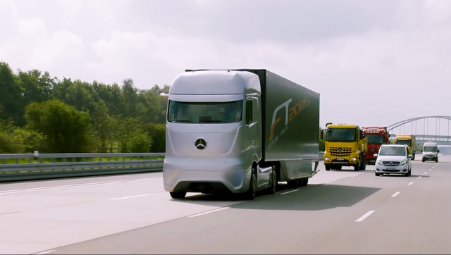 奔驰展示半自动驾驶卡车 开阔路段司机可睡觉