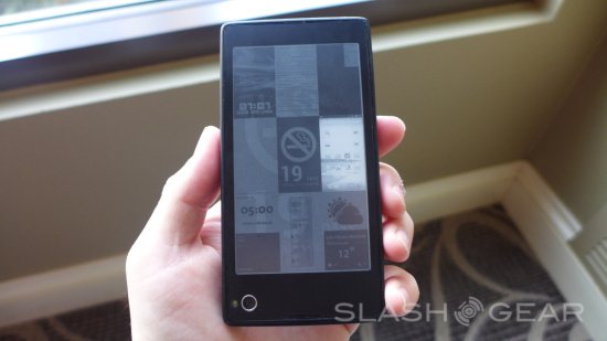 一面Android一面電子書YotaPhone雙屏手機試用