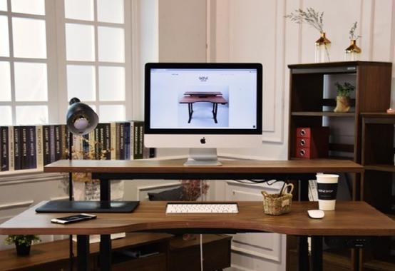 这是一款会看身高的桌子 坐姿站姿全兼容