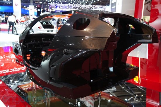 法拉利展示首款混合动力碳纤维车架