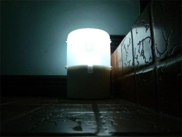 用盐水发电的小灯SALt 既环保又健康