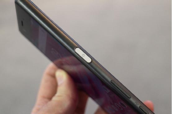 索尼Xperia X手机试玩：金属机身是最大亮点