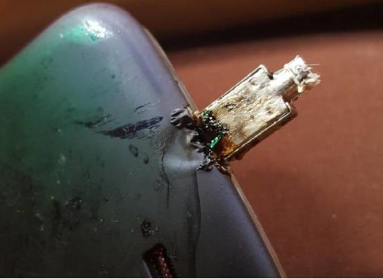 用快速充电设备给Galaxy S4充电居然被烧焦