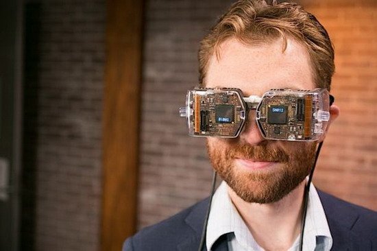新型视网膜头戴显示器问世 可实现逼真3D效果