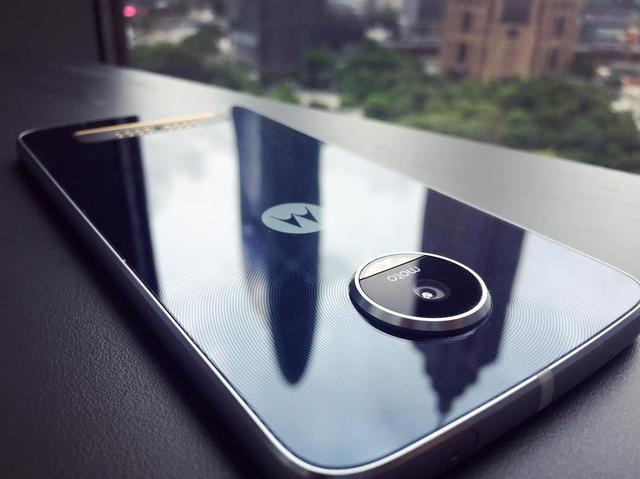 白色Moto Z Play曝光 三卡槽设计你见过吗?