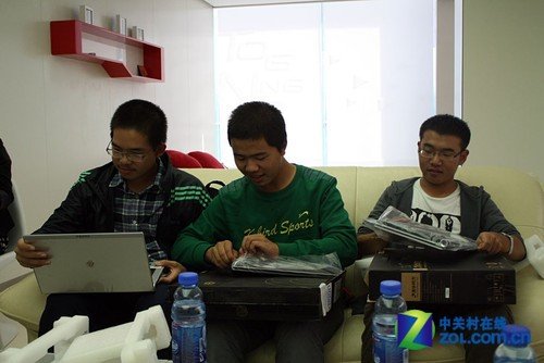 12年的承诺 “圆梦清华园”同方赠机学子