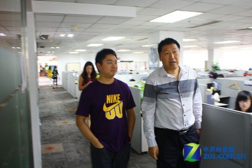 京东商城ceo刘强东参观中关村在线办公区