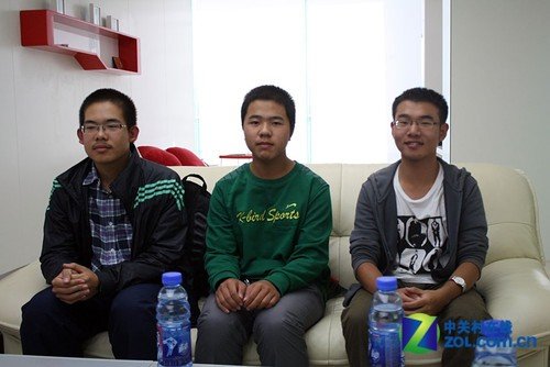 12年的承诺 “圆梦清华园”同方赠机学子