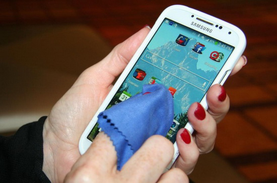 告别指纹油污：如何正确地清洁手机屏幕？