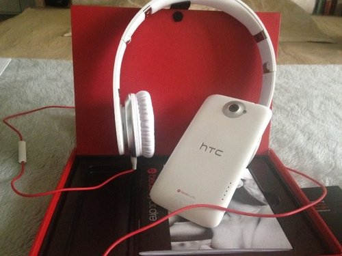 配Beats魔声耳机 HTC One X豪华版开箱