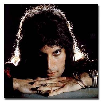 摇滚歌星化身怒鸟!头戴皇冠喜感十足