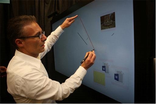 微软展示大屏触控设备应用潜力 可用手机操控