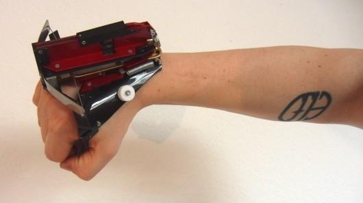 神人自制腕戴弩枪:可自动上膛激光瞄准