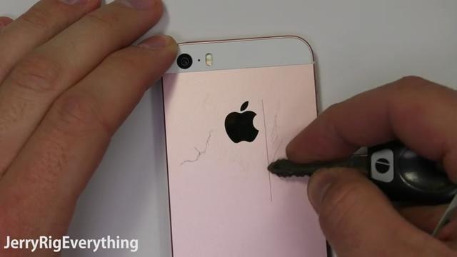 iPhone SE大考验 耐划、燃烧及弯曲暴力测试