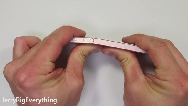 iPhone SE大考验 耐划、燃烧及弯曲暴力测试