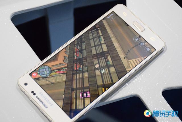 三星GALAXY A5评测 抗衡国产手机仍欠火候 http://img1.gtimg.com/digi/pics/hv1/189/245/1766/114896814.jpg