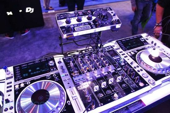 先锋DJ打碟机正式发布 售价约52870元人民币