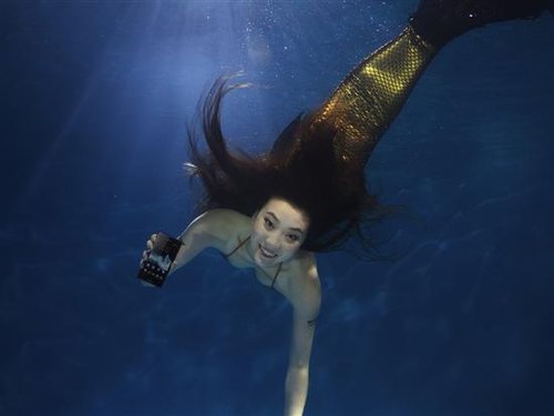 与美人鱼共舞 索尼三防美型机水下美图