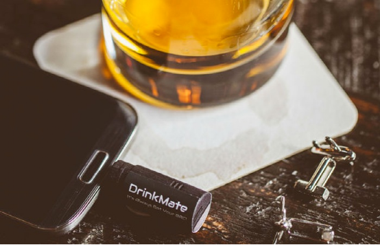 最小酒精检测仪 DrinkMate插手机上能测酒精