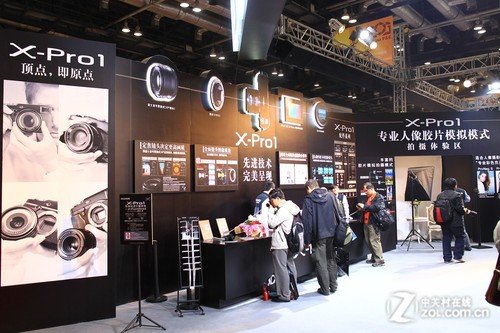 P&E2012:<em>照片墙尺寸</em>够大 富士展台一览_数码