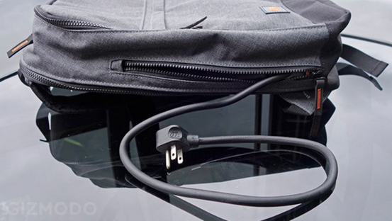 差旅必备 这款背包能让你更优雅地给手机充电
