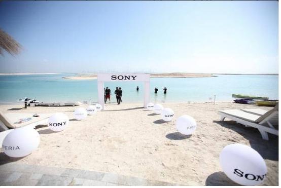 索尼在迪拜开设水下体验店 宣传产品防水特性