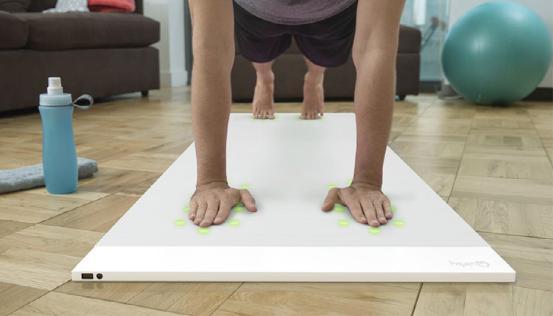 内置传感器的智能瑜伽垫：能帮你纠正姿势