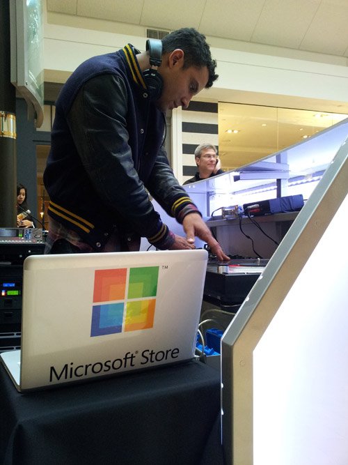 微软手机专卖店开业现场DJ使用苹果电脑