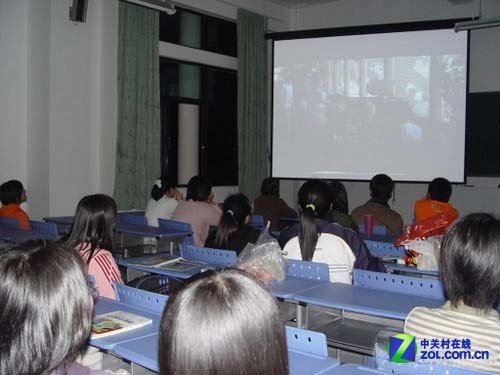 2.5倍高增益 红叶84英寸电动幕布简评