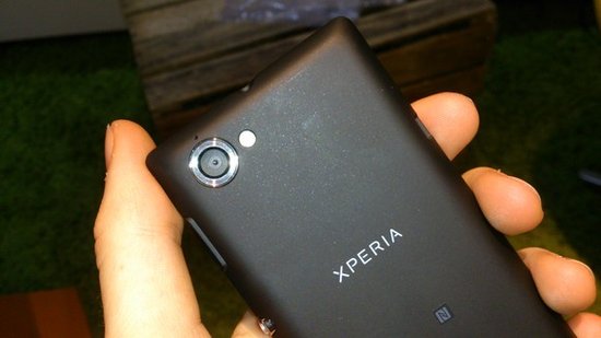 弧形设计拍照功能强大 索尼新机Xperia L上手