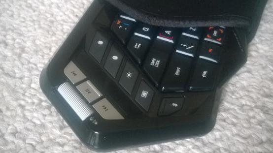 赛钛客蓝牙键盘上手 兼容PC和三大移动平台