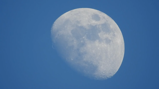 变焦能力惊人 尼康P900拍到月球陨石坑细节