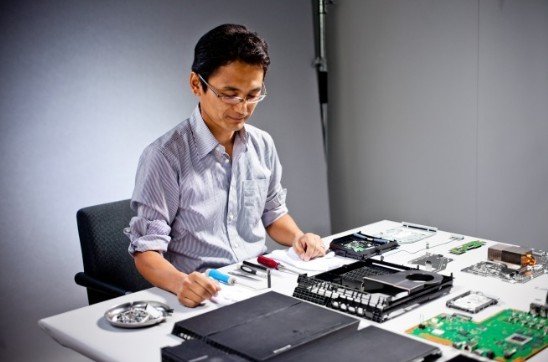 工程师亲手拆解PS4 硬件升级结构变化小 - Xb