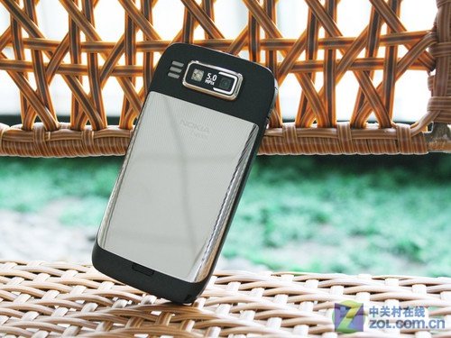 金属全键盘手机 诺基亚E72售价1340元