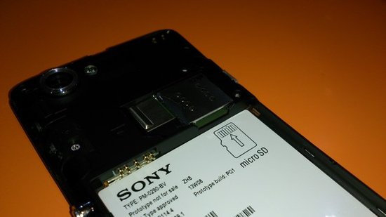 弧形设计拍照功能强大 索尼新机Xperia L上手