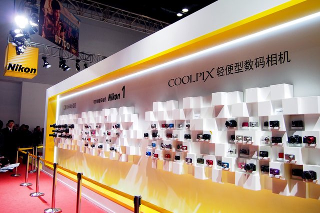 单反\/单电\/卡片机 尼康展台三管齐下展示新品