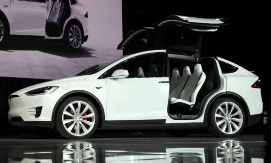 而其实在model 3之前,特斯拉的另外一款豪华电动suv车型model x才代表
