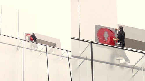 三里屯苹果店被涂鸦 opera徽标挂上墙_数码_腾讯网