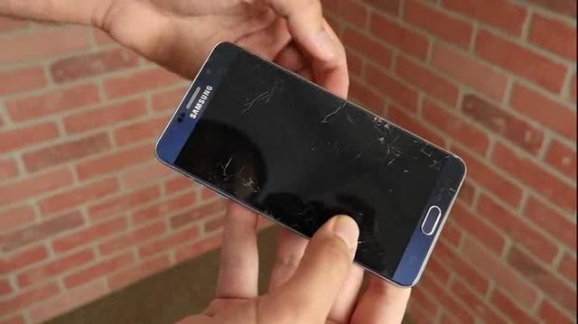 Galaxy Note 5跌落测试 玻璃碎裂可正常使用