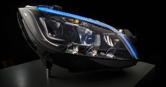 奔驰智能LED车灯：自动调节照明范围避免事故