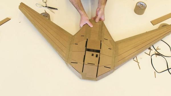 这个纸飞机载重居然高达10公斤 还可以自我分