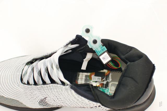 来看看Nike自动系带鞋内部是什么样子