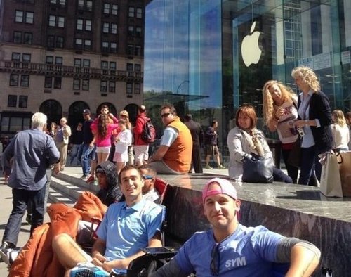 疯狂！ 粉丝在苹果店外排队等待新iPhone