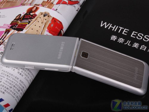 天翼3G定制素雅翻盖设计 三星S559评测