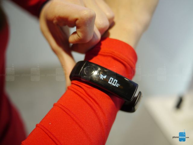 LG Lifeband Touch上手试玩：功能丰富强大