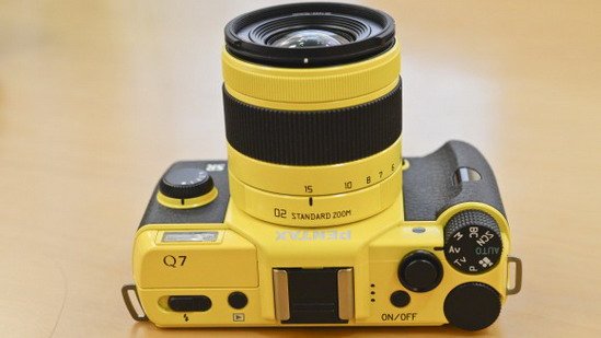 宾得Q7上手:多色小巧机身 传感器尺寸提升_数