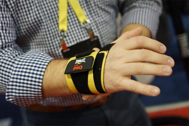 用脸去测泰森的出拳速度？还选这个智能拳套吧