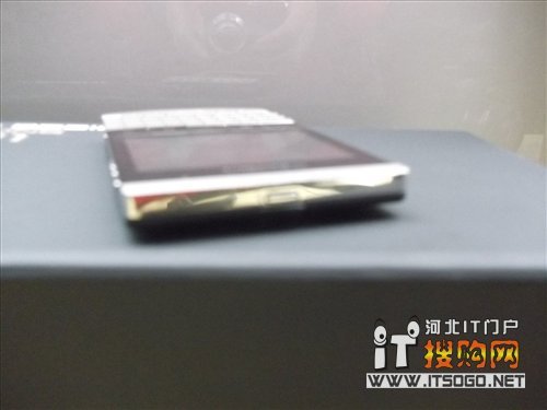 手机中的贵族骑士 黑莓P9981售12600